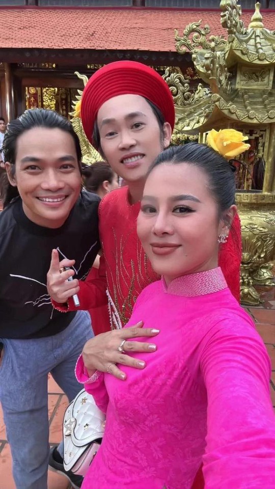 Hoài Linh xuất hiện đầy rạng rỡ trong ngày Giỗ Tổ sân khấu - Ảnh 5.
