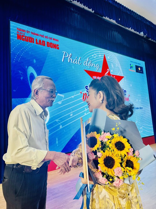 "Mai Vàng tri ân" trao tặng quà cho NSND Tạ Minh Tâm và NSND Thoại Miêu- Ảnh 3.
