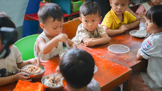 Tiếp sức bữa ăn dinh dưỡng đến các em học sinh vùng cao - Ảnh 1.