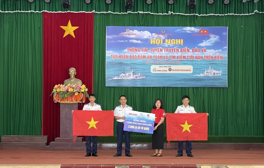 Chương trình “Cảnh sát biển đồng hành với ngư dân” tại Bến Tre - Ảnh 2.