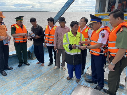 Chương trình “Cảnh sát biển đồng hành với ngư dân” tại Bến Tre - Ảnh 6.