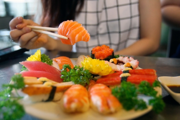 Những loại hải sản nào nên được nấu chín trước khi ăn để đảm bảo an toàn?
