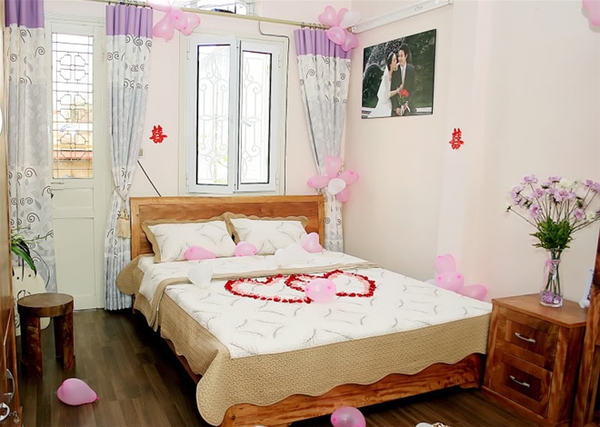 phòng ngủ màu hồng cho vợ chồng