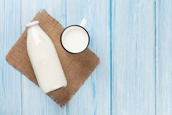 Có những biểu hiện và triệu chứng gì khác là do việc uống sữa gây ra?
