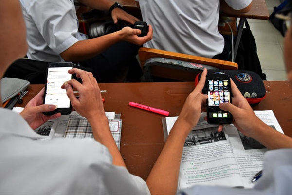 Tác hại của việc sử dụng điện thoại trong giờ học đến việc tiếp thu kiến thức của học sinh như thế nào?
