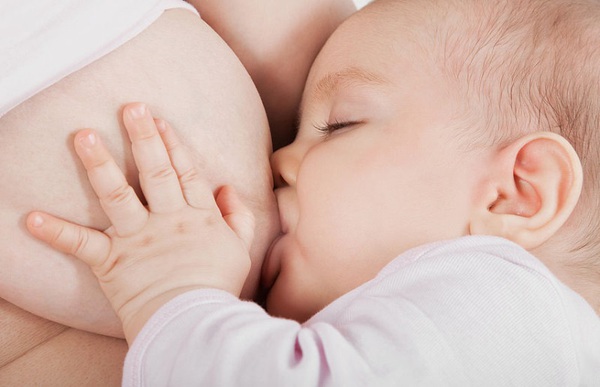 Không ngừng cho con bú khi bị đau bụng đi ngoài có ảnh hưởng gì đến sữa mẹ?
