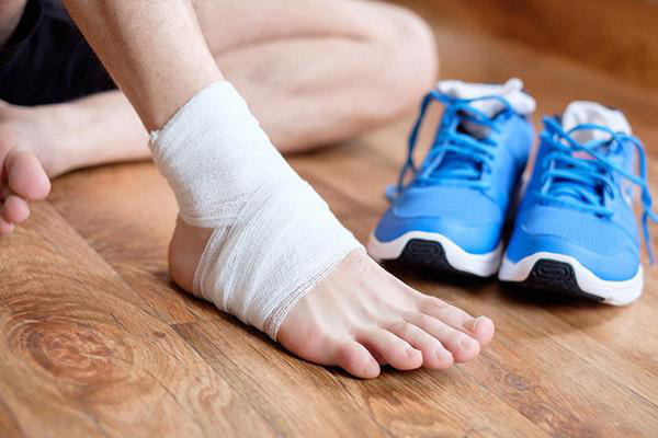 Làm thế nào để xử lý chấn thương chân sau khi ngã xe?
