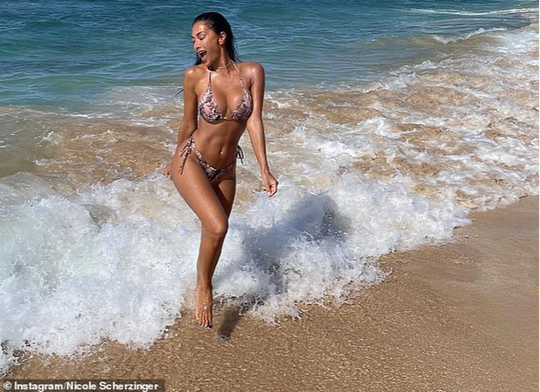 Ca sĩ Nicole Scherzinger quyến rũ với bikini bên bãi biển - Báo Người lao  động