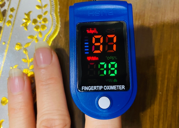 Làm sao để sử dụng máy đo nhịp tim và nồng độ oxy trong máu đúng cách?
