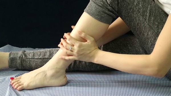 Theo các nguồn tìm kiếm, đau bắp chân khi leo cầu thang là triệu chứng của bệnh gì?
