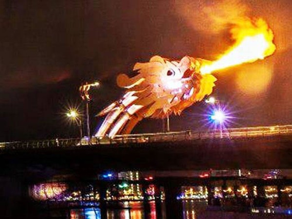 Cầu Rồng phun nước và lửa: Cầu Rồng ở Đà Nẵng không chỉ là một cây cầu đẹp mà còn được trang trí bởi những phun nước và lửa đầy ngẫu hứng, tạo ra một hình ảnh độc đáo và nổi bật giữa thành phố. Hãy cùng đến và chiêm ngưỡng những khoảnh khắc đầy phép màu của cầu Rồng phun nước và lửa.