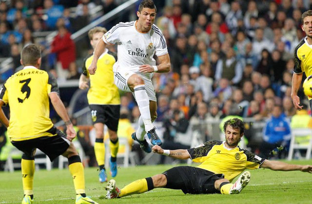 
	Ronaldo (áo trắng) là cầu thủ ghi bàn nhiếu nhất trong năm 2013
