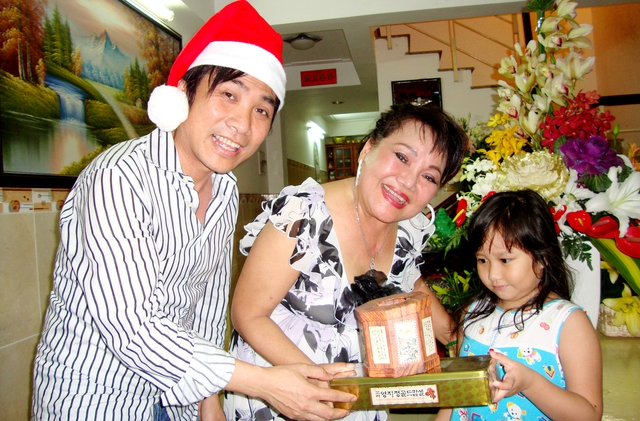 
	NSND Quang Thành và ca sĩ Quang Thành trao quà giáng sinh cho trẻ em trong ngày Noel 2013.