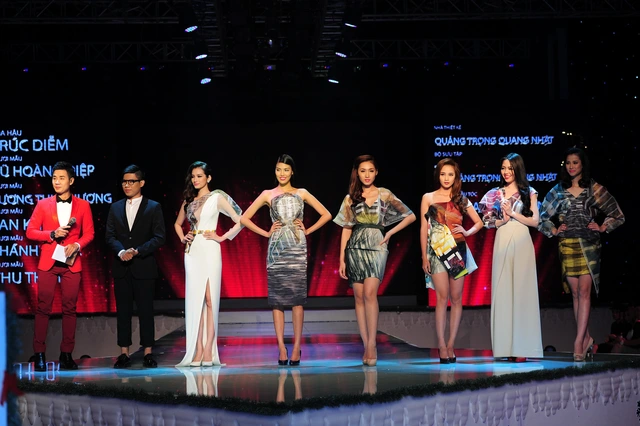 
	Các người mẫu trình bày trang phục của Quảng Trọng Quang Nhật