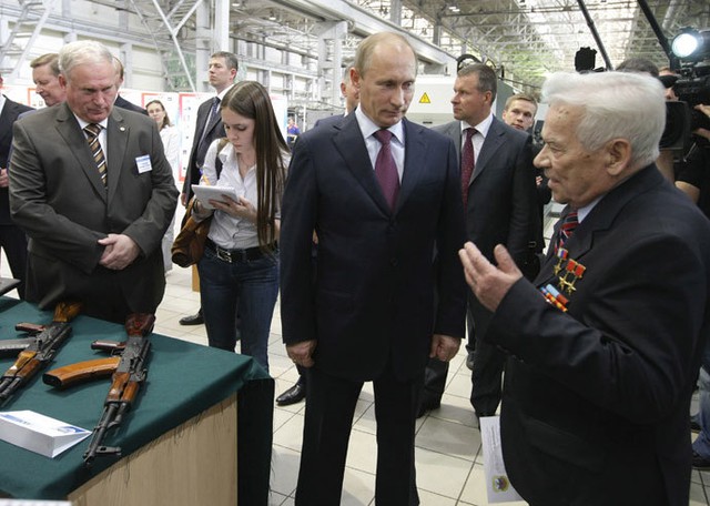 
	Ông Kalashnikov (bìa phải) cùng Tổng thống Nga Vladimir Putin

	Ảnh: RUSSIA TODAY