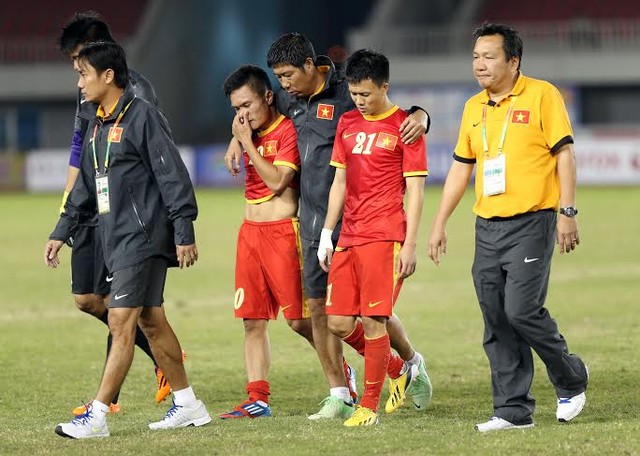 
	HLV Hoàng Văn Phúc (phải) quyết định từ chức sau thất bại ở SEA Games 27  Ảnh: QUANG LIÊM