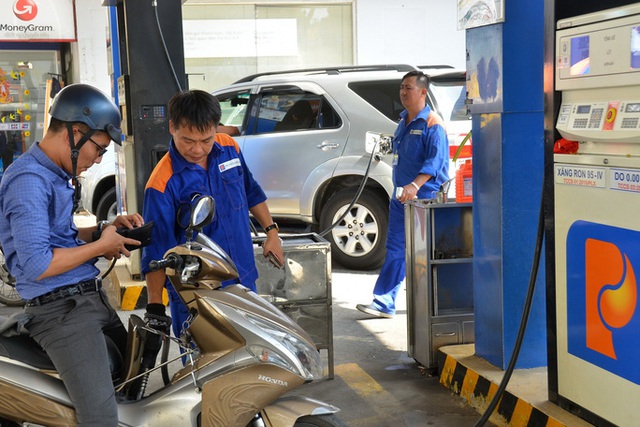 Xăng RON 95 giảm mạnh - Ảnh 1.
