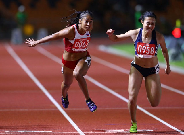 Lê Tú Chinh và Kristina Marie Knott trên đường đua 100m tại SEA Games 30