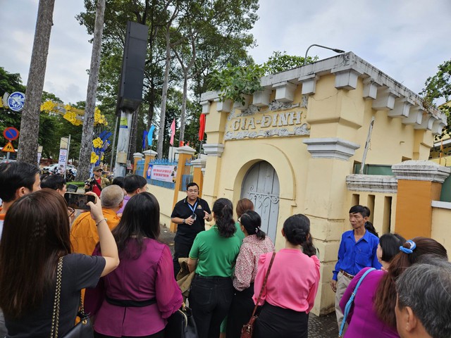 Du khách tham quan sản phẩm du lịch của quận Bình Thạnh, TP HCM