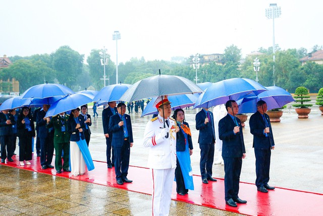 Đại biểu dự Đại hội XIII Công đoàn Việt Nam vào Lăng viếng Chủ tịch Hồ Chí Minh- Ảnh 2.