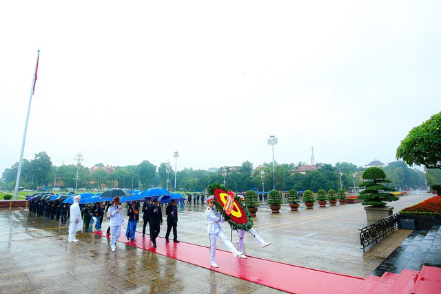 Đại biểu dự Đại hội XIII Công đoàn Việt Nam vào Lăng viếng Chủ tịch Hồ Chí Minh- Ảnh 1.