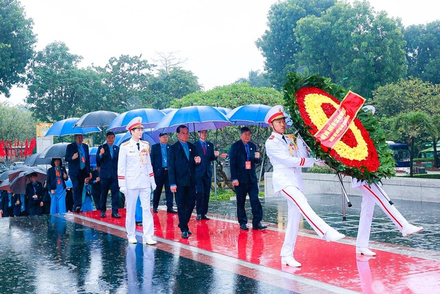 Đại biểu dự Đại hội XIII Công đoàn Việt Nam vào Lăng viếng Chủ tịch Hồ Chí Minh- Ảnh 5.