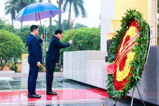 Đại biểu dự Đại hội XIII Công đoàn Việt Nam vào Lăng viếng Chủ tịch Hồ Chí Minh- Ảnh 6.