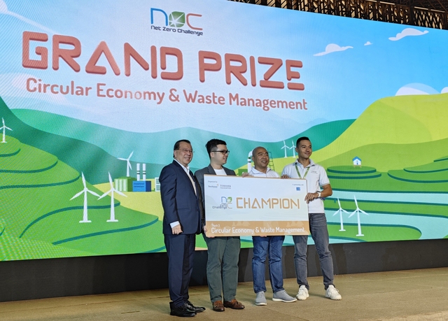 Các thành viên AirX Carbon nhận giải thưởng tại cuộc thi Thách thức Net Zero