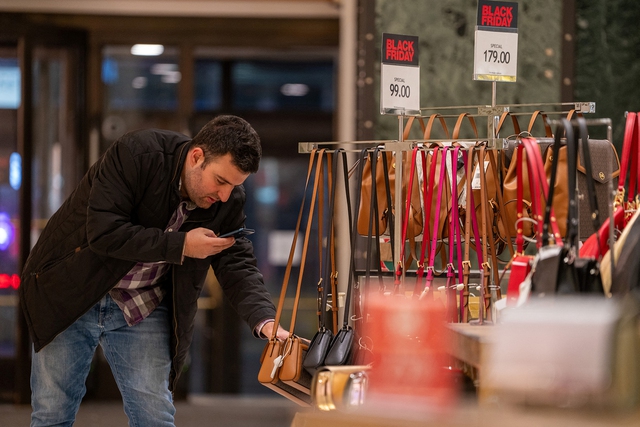 Người dân mua sắm tại TP New York - Mỹ hồi cuối tháng 11Ảnh: Reuters