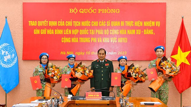 Thượng tướng Phùng Sĩ Tấn, Phó Tổng Tham mưu trưởng Quân đội Nhân dân Việt Nam, trao Quyết định của Chủ tịch nước cho 4 sĩ quanẢnh: TUẤN HUY