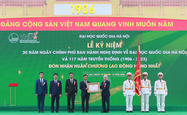 Đại học Quốc gia Hà Nội nhận Huân chương Lao động hạng Nhất- Ảnh 1.