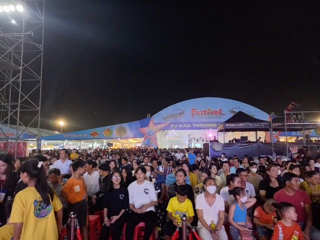 Hàng ngàn người theo dõi sự kiện quan trọng ở Cà Mau- Ảnh 1.