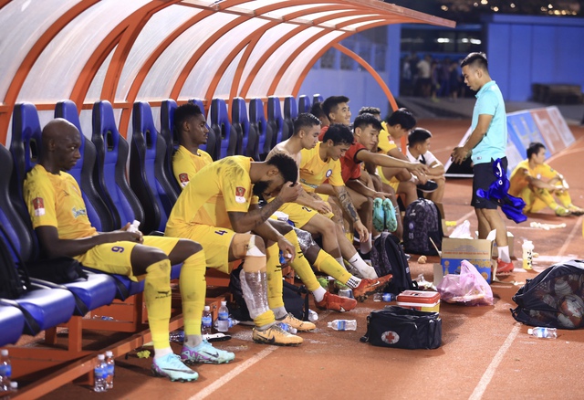 Khánh Hòa thất bại với lực lượng chỉ có 1 thủ môn- Ảnh 7.
