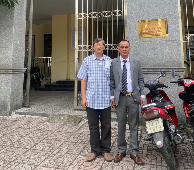 Ông Hồ Hoàng Hùng - cha nữ sinh Ninh Thuận (bên trái), cùng luật sư đồng hành. Ảnh: NVCC