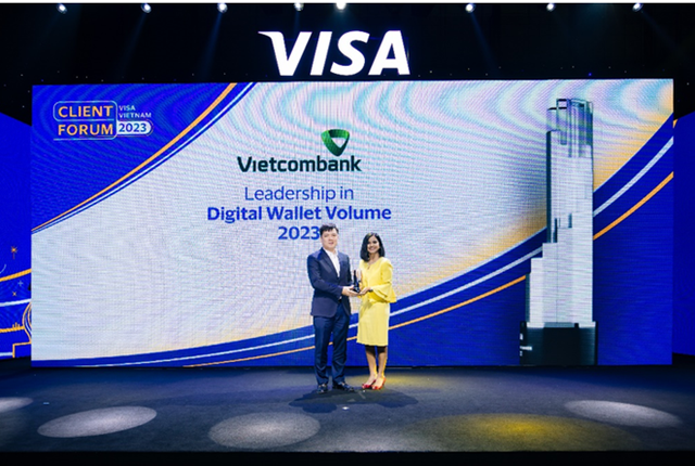 Ông Hồ Văn Tuấn - Phó Tổng Giám đốc Vietcombank (bên trái) nhận giải thưởng