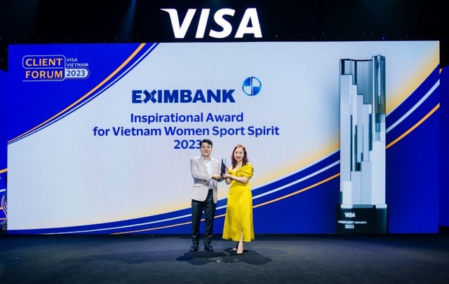 Bà Nguyễn Trần Kim Chi - Giám đốc phụ trách Marketing Việt Nam và Lào của Visa - trao tặng giải thưởng ông Nguyễn Hoàng - Giám đốc Trung tâm Thẻ Eximbank