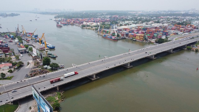 Tỉnh Đồng Nai đang kêu gọi đầu tư 3 trung tâm logistics vùng phụ cận sân bay Long Thành. Trong ảnh: Bốc dỡ hàng hóa tại cảng Đồng Nai