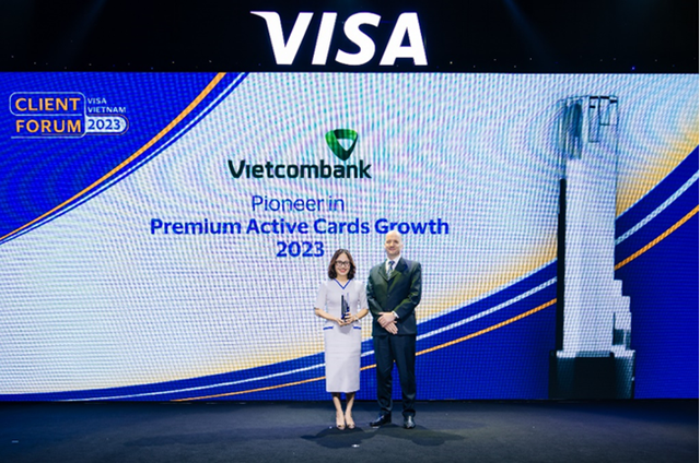 Bà Trần Thị Hạnh - Trưởng phòng Phát triển Sản phẩm Bán lẻ Vietcombank (bên trái) nhận giải thưởng