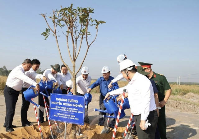 Trưởng Ban Tuyên giáo Trung ương trồng cây tại dự án nông nghiệp công nghệ cao ở Tây Ninh- Ảnh 1.