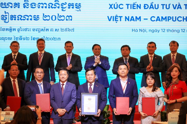 Thủ tướng Phạm Minh Chính và Thủ tướng Hun Manet chứng kiến lễ trao giấy chứng nhận đầu tư, các biên bản thỏa thuận hợp tác, biên bản ghi nhớ tại diễn đàn ngày 12-12 Ảnh: Minh Châu