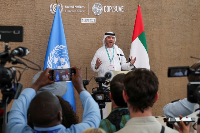 Tổng giám đốc COP28 Majid Al Suwaidi phát biểu tại cuộc họp báo ở TP Dubai - UAE hôm 12-12  Ảnh: REUTERS