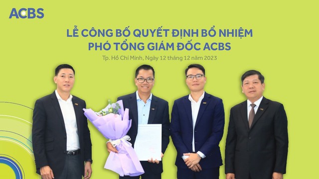 Từ trái qua phải, các ông Nguyễn Đức Hoàn (Tổng Giám đốc), ông Huỳnh Duy Sang (thành viên Hội đồng thành viên), Đỗ Minh Toàn (Chủ tịch Hội đồng thành viên) chúc mừng ông Lê Hoàng Tân (Phó Tổng Giám đốc - người ôm hoa)