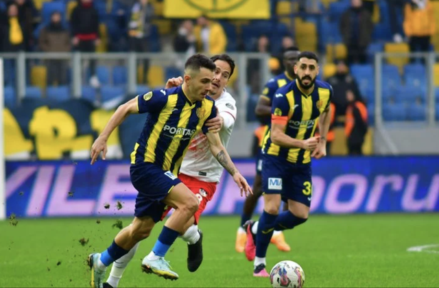 Trọng tài bị tấn công dã man, bóng đá Thổ Nhĩ Kỳ hỗn loạn- Ảnh 1.