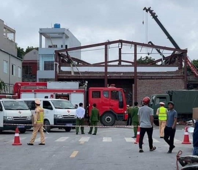 Sập mái nhà đang thi công ở Thái Bình, 8 người thương vong- Ảnh 1.