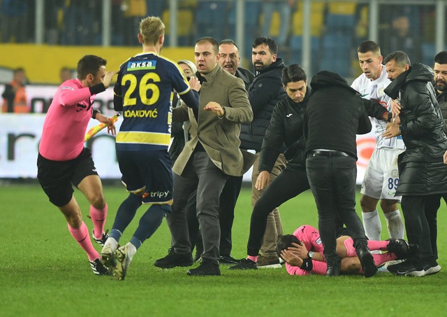 Trọng tài bị tấn công dã man, bóng đá Thổ Nhĩ Kỳ hỗn loạn- Ảnh 3.