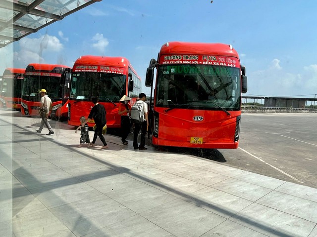 Hành khách tại Bến xe Miền Đông mới
