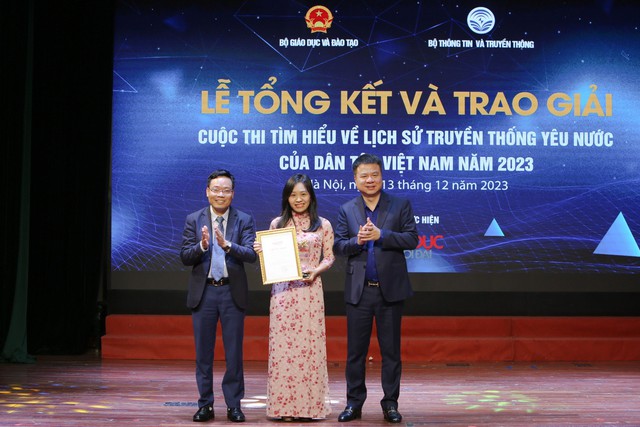 Trao giải cuộc thi “Tìm hiểu về lịch sử truyền thống yêu nước của dân tộc Việt Nam"- Ảnh 2.