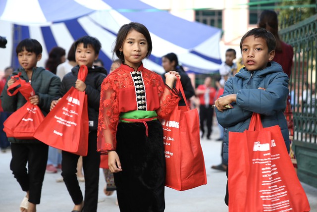 Mang áo ấm và tấm lòng đến với học sinh vùng biên giới Điện Biên- Ảnh 2.