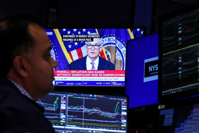 Màn hình hiển thị cuộc họp báo của Chủ tịch FED Jerome Powell tại Sở Giao dịch chứng khoán New York (NYSE) ở TP New York - Mỹ hôm 13-12 Ảnh: REUTERS