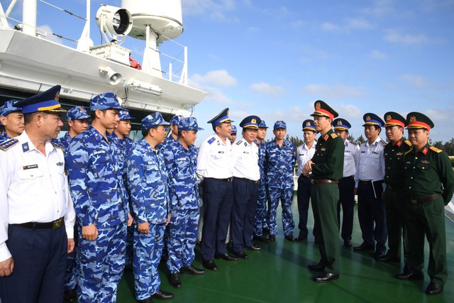Bộ Tư lệnh Vùng Cảnh sát biển 2 thăm, tặng quà bà con giáo dân Bình Định- Ảnh 4.